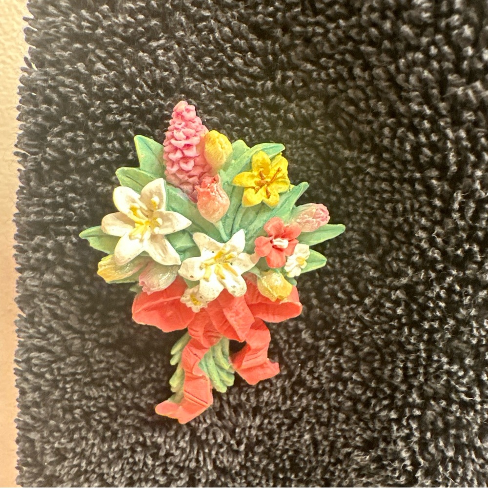 Multiple Different Flowers Lapel Pin - Picture 2 of 4